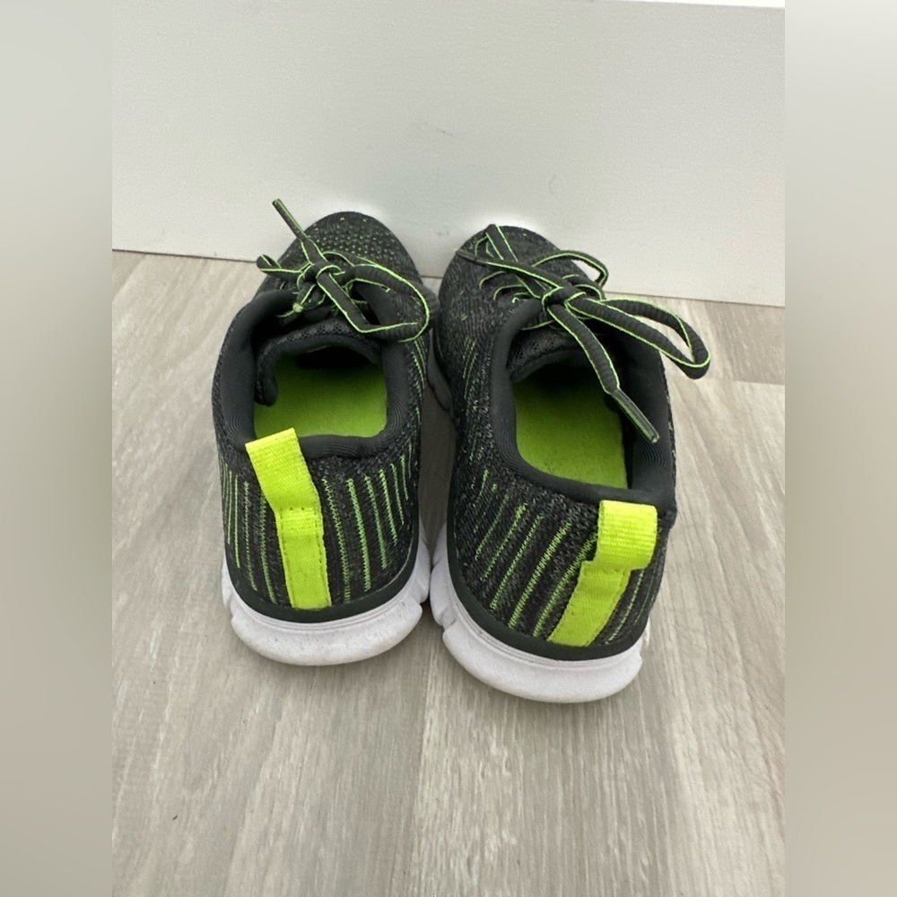 Catapult Perform Boys Lightweight SZ 2 Green Breathable Shoes Sz 2 - Picture 4 of 5